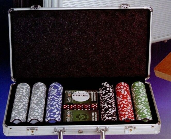 Custom 300 Piece Poker Chip Set W/Black Aluminum Case